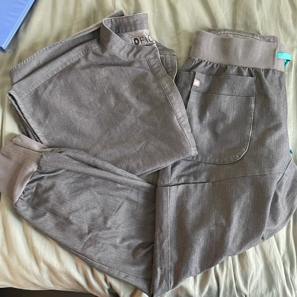Figs scrub set in grey - Mandarin top / Qua bottom